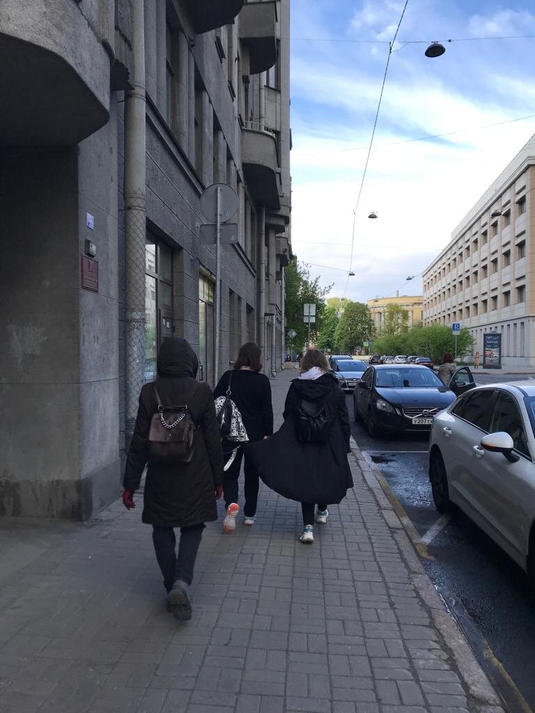 А мы идём по пустому Греческому