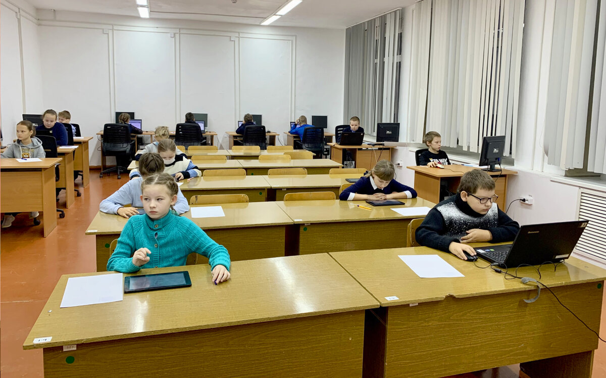На уроке информатики в сельской школе