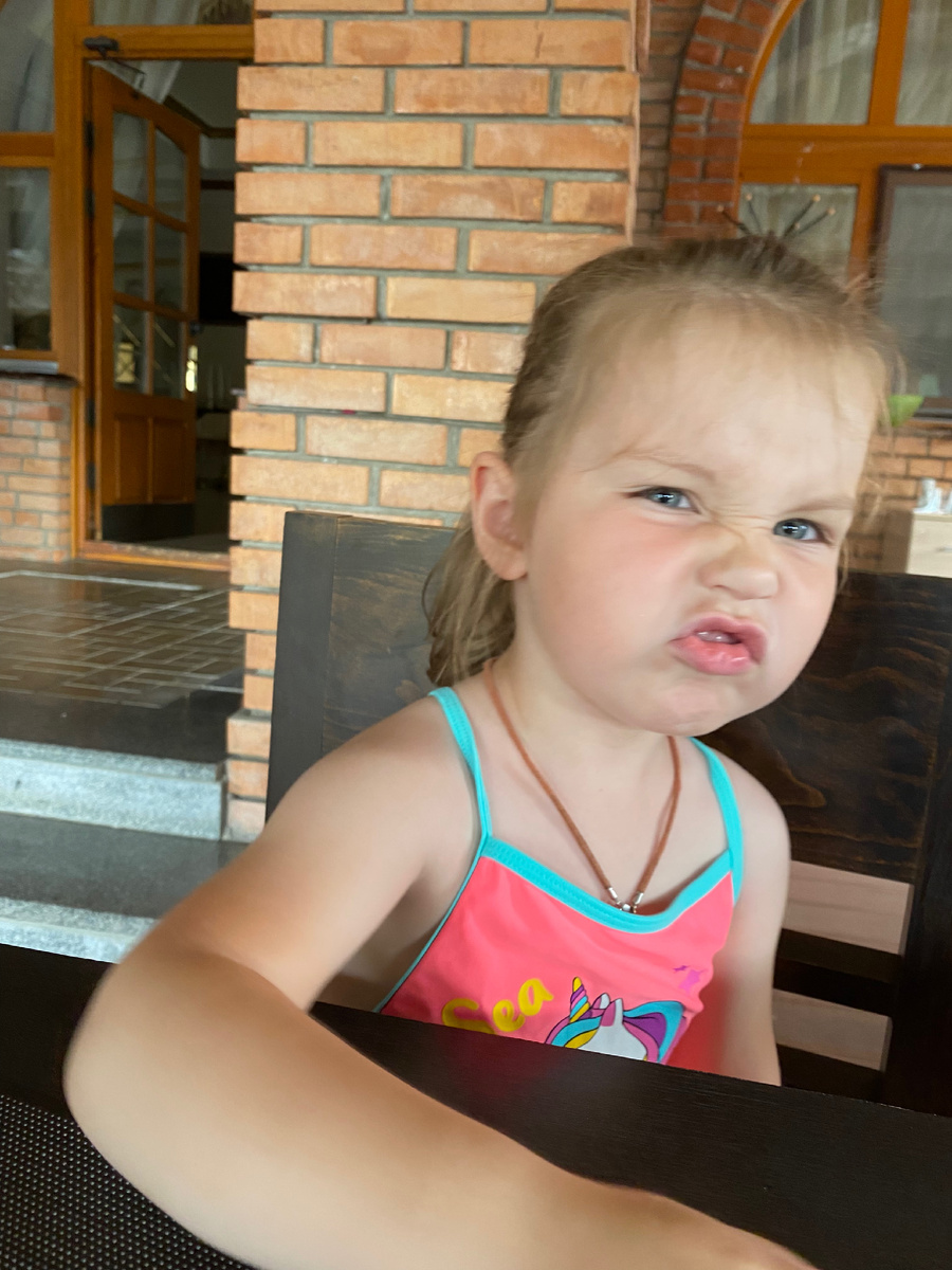 Младшенькая. Ну не декольте ж выкладывать!