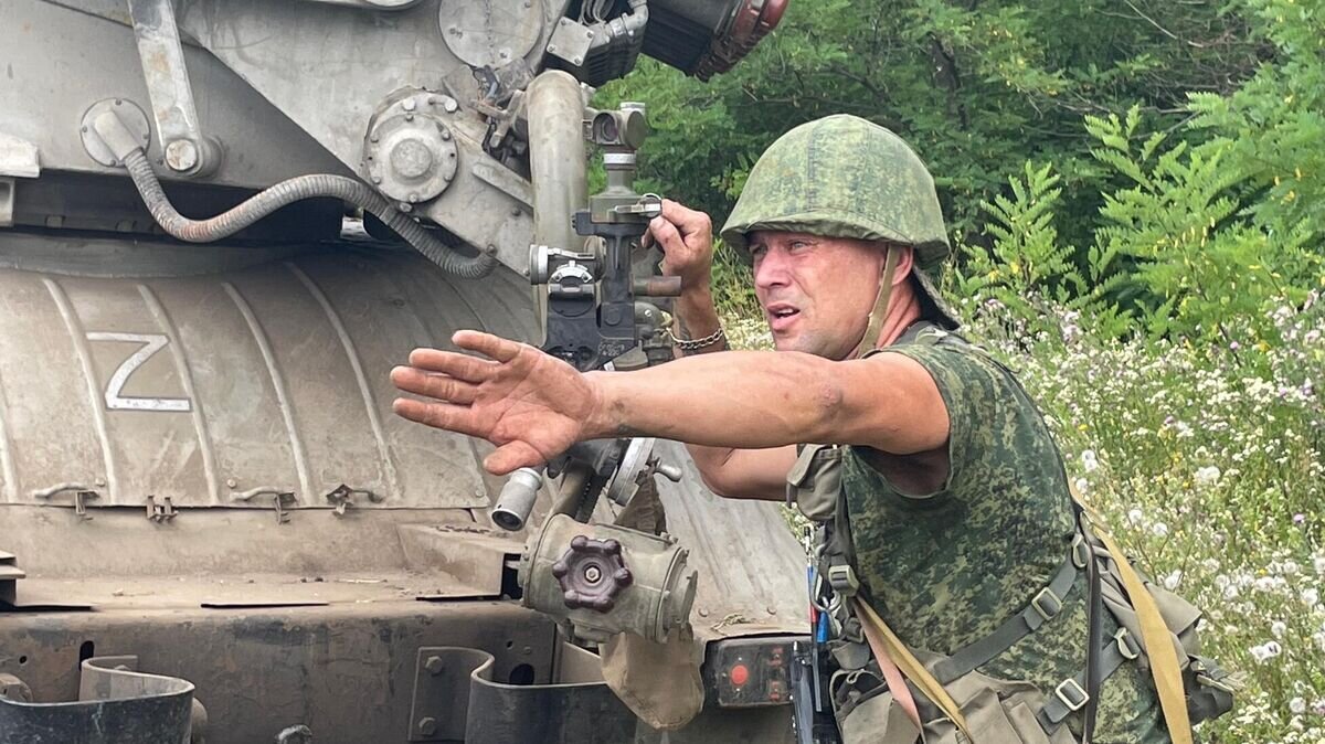    Военнослужащие подразделения реактивной артиллерии и 1-й бригады армии ДНР готовятся к стрельбе по позициям ВСУ на Авдеевском направлении© РИА Новости / Андрей Коц
