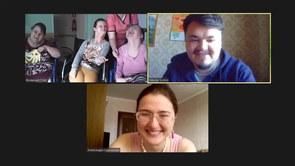 На встречах с жительницами отделения милосердия улыбаются и смеются все