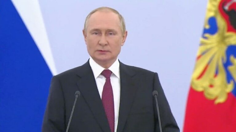   Владимир Путин выступает с обращением перед подписанием договоров после референдумов Елена Шкатова