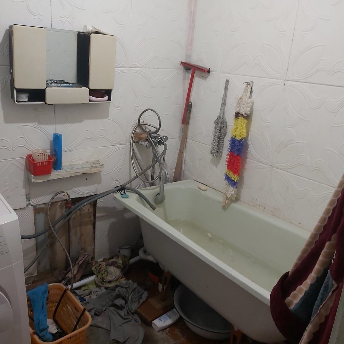      Трагедия произошла в ванной – причины ее неизвестны, допрос матери предстоит сегодняУ женщины есть еще двое детей от первого брака – 14-летний мальчик и 10-летняя девочка. На учете, как неблагополучная, семья не состояла.По сообщению ГУ МВД по краю, детей уже изъяли из семьи и отправили в детские учреждения.📷
