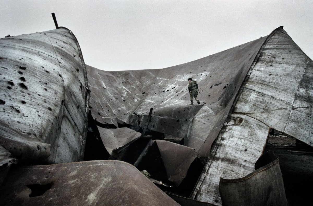 Фото: Юрий Козырев/NOORБаза морских пехотинцев на нефтяной базе в Центарое. Чечня, декабрь 1999 года