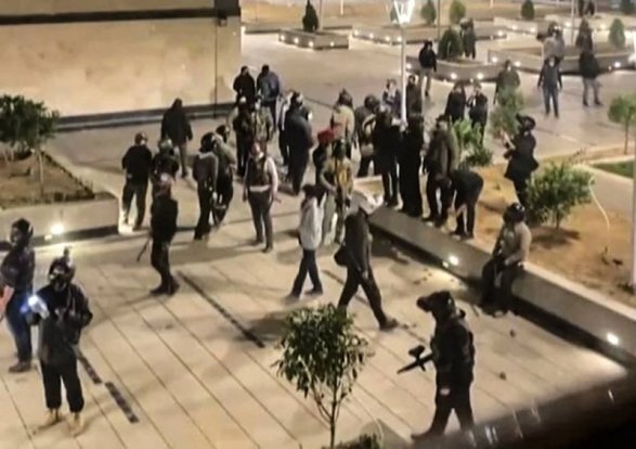 Раненые и убитые муллы, полицейские, сами протестующие и случайные прохожие, оказавшиеся рядом, - кровь в Карадже лилась рекой