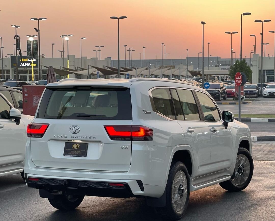 Однако Land Cruiser 300 получил совсем новую форму и в кузове и на салоне.Все ожидали большего, но оказалось что 300 хуже чем 200. Единственная проблема это в матори и в размере.V8 больше нету поэтому будет турбированный мотор 