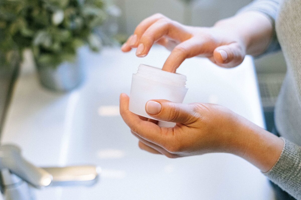     От этого крема появляются прыщи — но им всё равно полезно пользоваться!