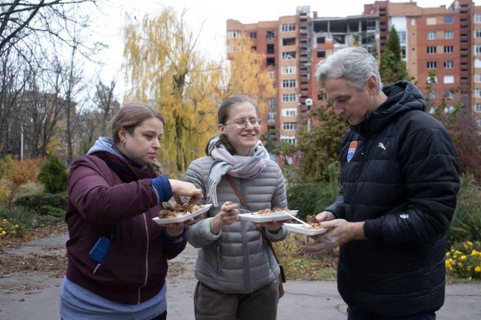     Жителям Мариуполя понравилось угощение. Фото: Организаторы акции «Народы вместе – сквозь года».