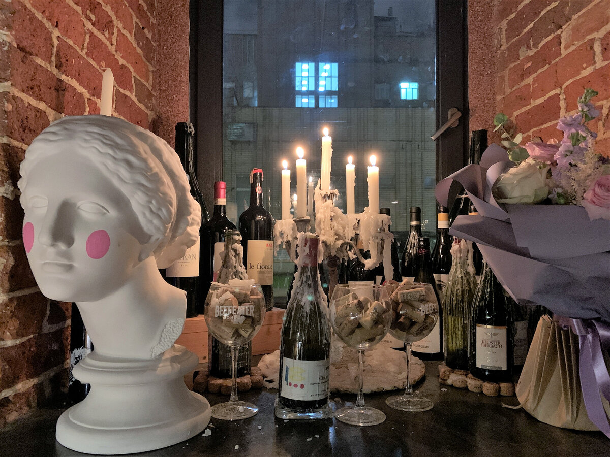 Композиция в окне с чьим-то букетом