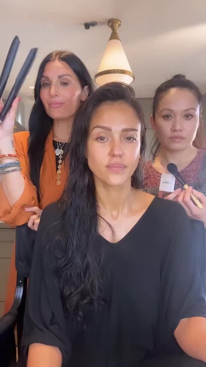    Сеанс практической магии от Джессики Альбы Видео: Инстаграм (запрещен в РФ)