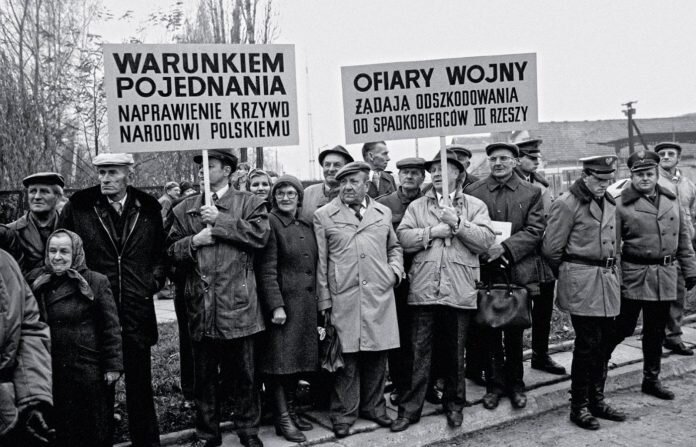 
Жители Освенцима во время визита в ПНР канцлера Гельмута Коля Источник https://www.polityka.pl/tygodnikpolityka/swiat/1715304,1,nierealne-odszkodowania-za-wojne.read