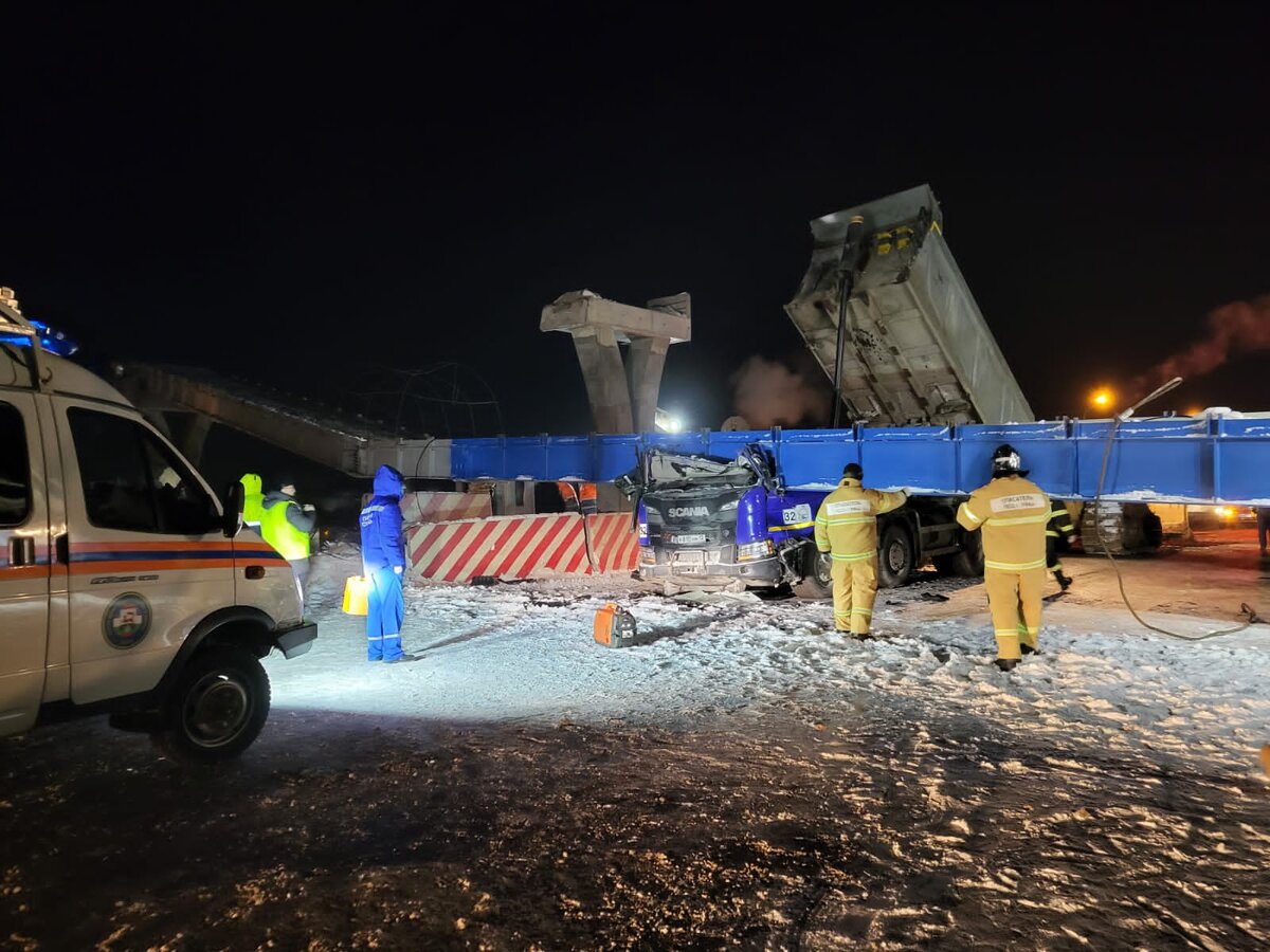 Под Уфой 1480-м километре трассы М5 (поворот на Самохваловку) произошла авария с участием фуры. Как сообщили в ГИБДД , вчера 06.12. 2022 около 21 часа грузовик Skania зацепился кузовом за надземный пешеходный переход, мост обрушулся прямо на фуру ,водитель погиб.
По причине аварии на дороге полностью перекрыто движение в обоих направлениях. Есть объездная дорога через населённый пункт Фёдоровку.