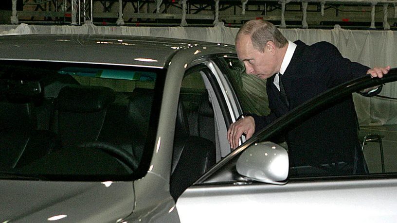 Когда Владимир Путин открыл завод Toyota в Санкт-Петербурге в 2007 году, это вызвало большие надежды в стране. Сегодня конвейеры остановлены. И весь российский автопром в минусе © РИА Новости/Кремль/Рейтерс