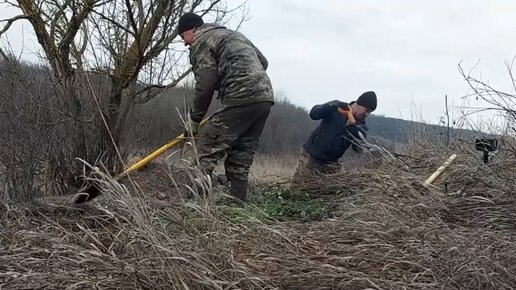 Нашли место, где стоял дом довоенного партийного работника. Будем шурфить и искать его драгоценности и заначки. Показываю первые находки