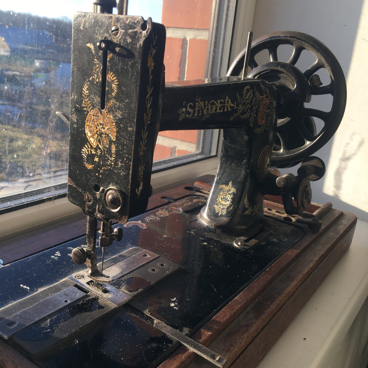 Стучит швейная машина. Стучит швейная машина. Швейная машинка чайка 2м. Запчасти для швейной машины family platinum line 8300. Челнок машинка подольск 142.