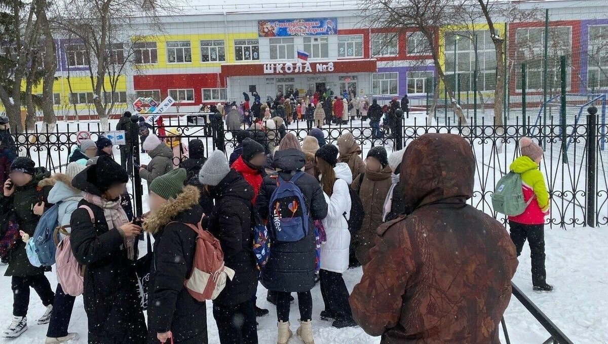     Сегодня утром появилась информация об эвакуации учащихся ишимских школ. Стало известно, что в общей сложности в Ишиме эвакуировали из учебных учреждений 6 тысяч детей и более 600 сотрудников.