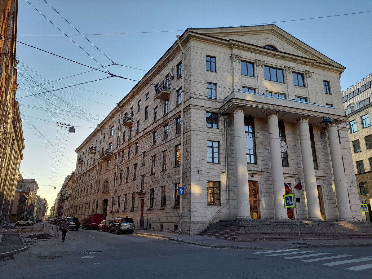 Современный облик бывшего дома культуры "Красный Октябрь". Фото автора.