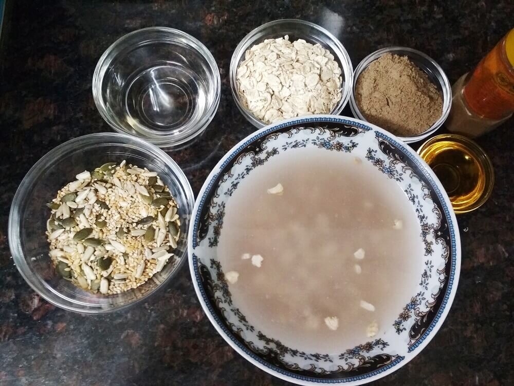 Замочить орехи и приготовить все ингредиенты. Фото автора