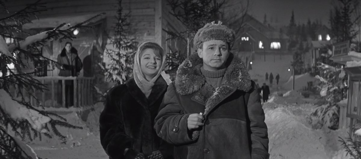 Светлана Дружинина (Анфиса) и Николай Рыбников (Илья). Кадр из кинофильма "Девчата", 1961 г., режиссер Юрий Чулюкин, сценарист Борис Бедный, композитор Александра Пахмутова (скриншот)