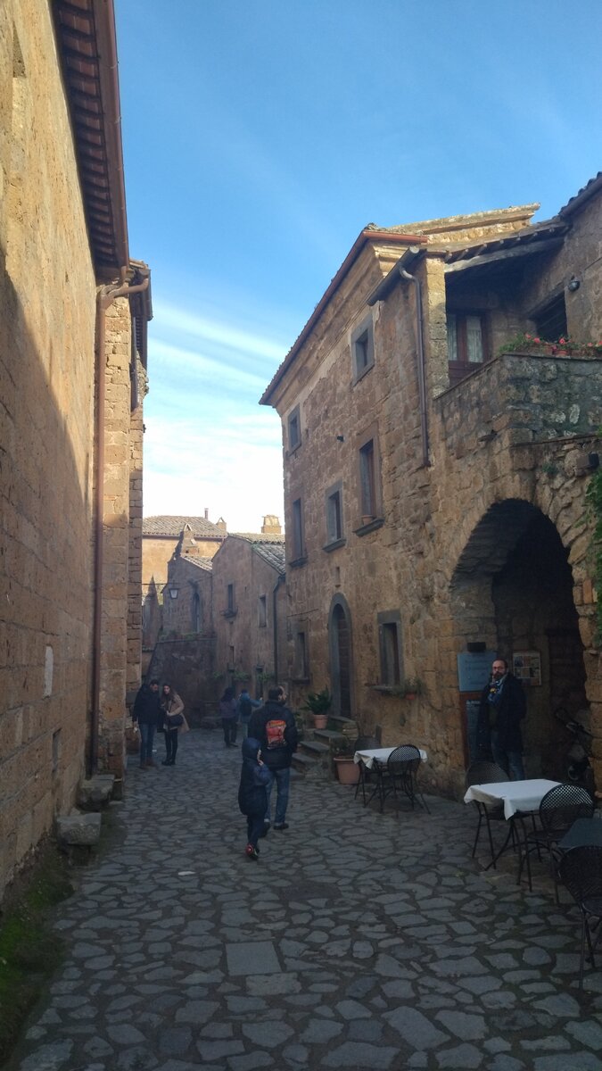 У входа в ресторан "La cantina di Arianna" в Чивита-ди-Баньореджо, фото автора 