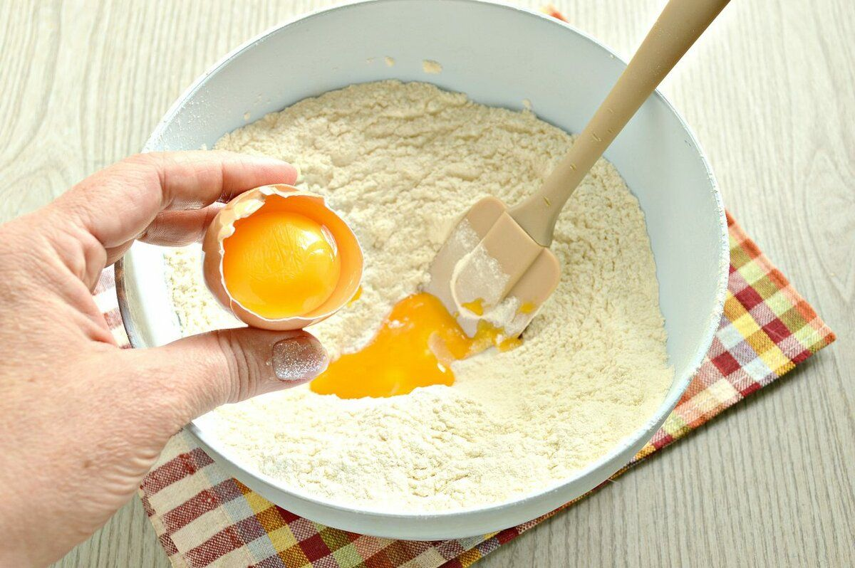 Il russo medio mangia circa 270 uova all'anno. Aggiungiamo le uova di gallina alle insalate, prepariamo da loro una colazione veloce, questo è un ingrediente indispensabile in ogni delizioso prodotto da forno.-3