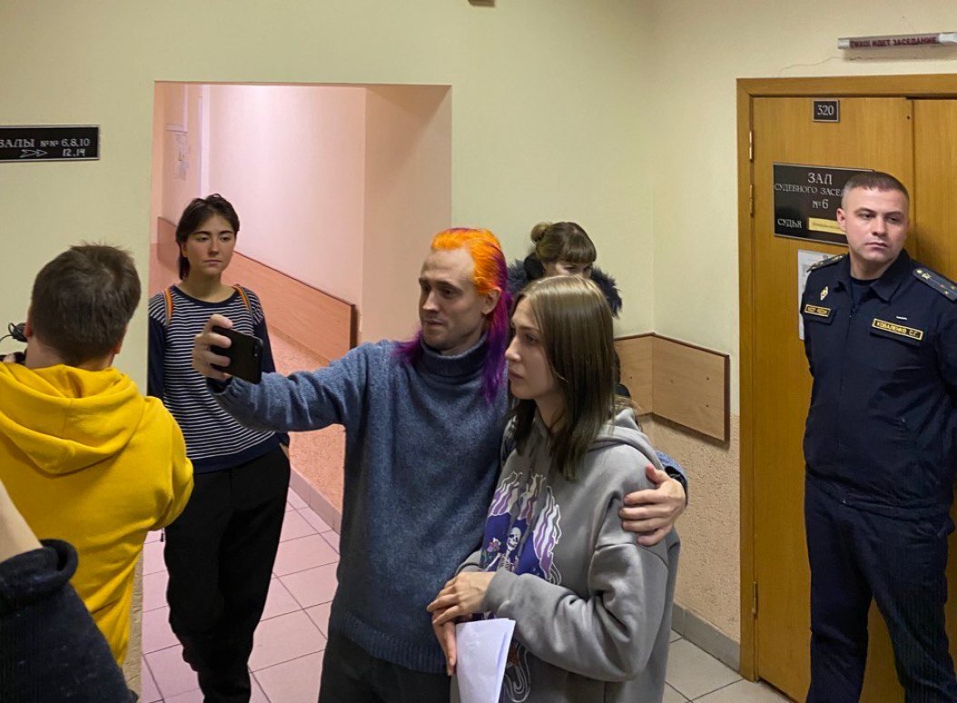 Леша и Соня делают селфи на фоне зала, из которого их удалили. Фото: Андрей Швед / MR7