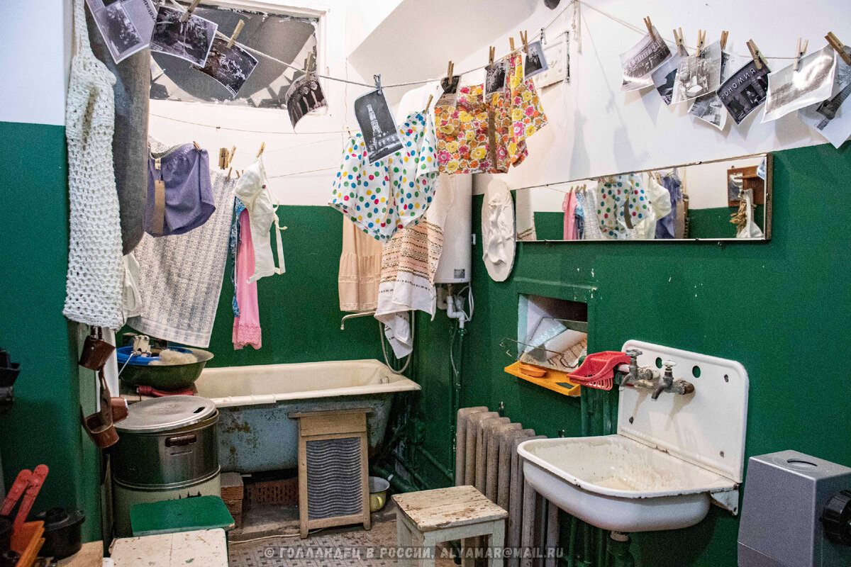 В ванной сушатся не только одежда, но тоже фотографии (здесь узнал, что в СССР много людей делали фотографии дома сами) Фото: из личного архива