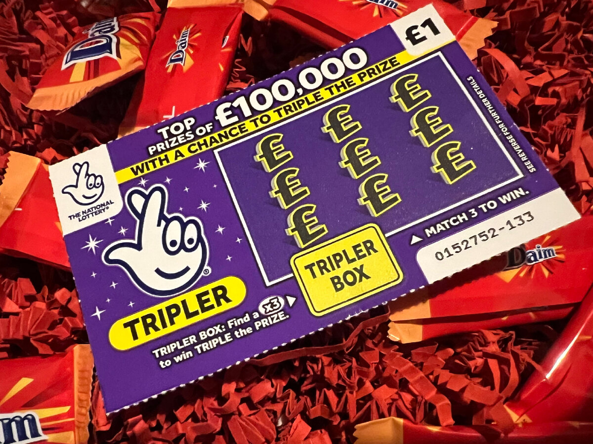 Лотерейный билет, конфеты и бутылочка виcки (в кадр не влезла). Фотография из личного архива. 