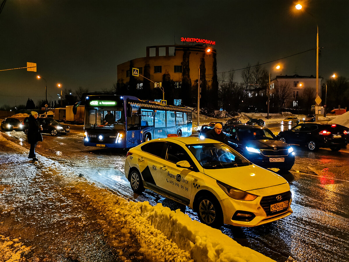 Водитель такси, который не пропустил автобус. Те, кто сворачивает под мост, едут по главной дороге.