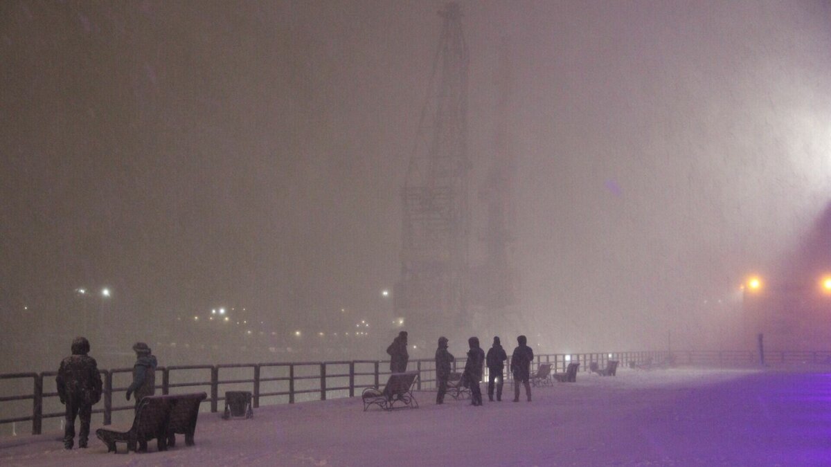     Жители Ольгинского района Приморья в прямом смысле «выходят в окно» из-за сильных снегопадов. Другим образом выбраться из дома невозможно: двери заблокировали сугробы.