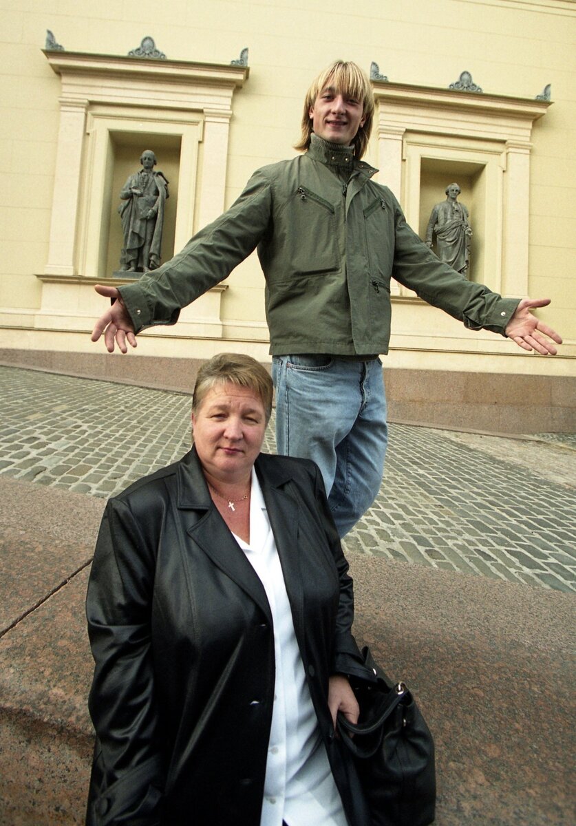    Евгений Плющенко с мамой