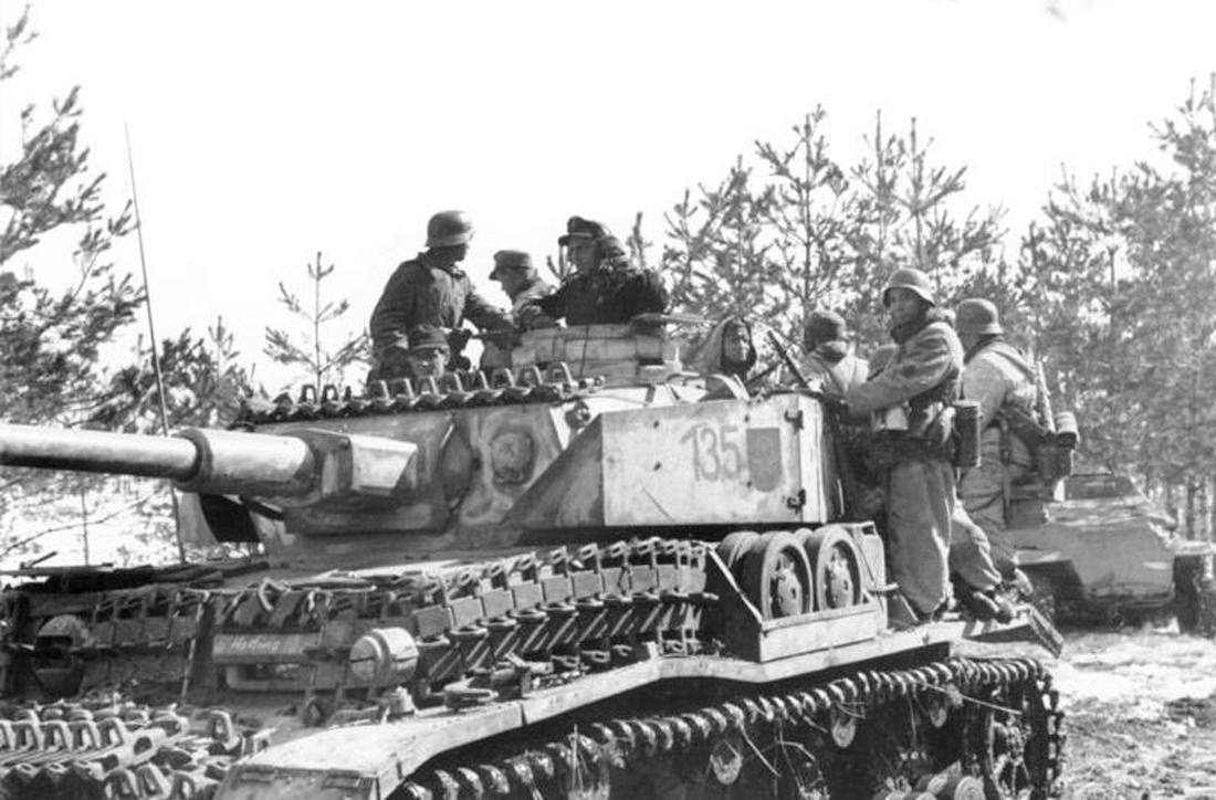 Танки, которые не получили модификацию экранами, были усилены всеми подручными средствами