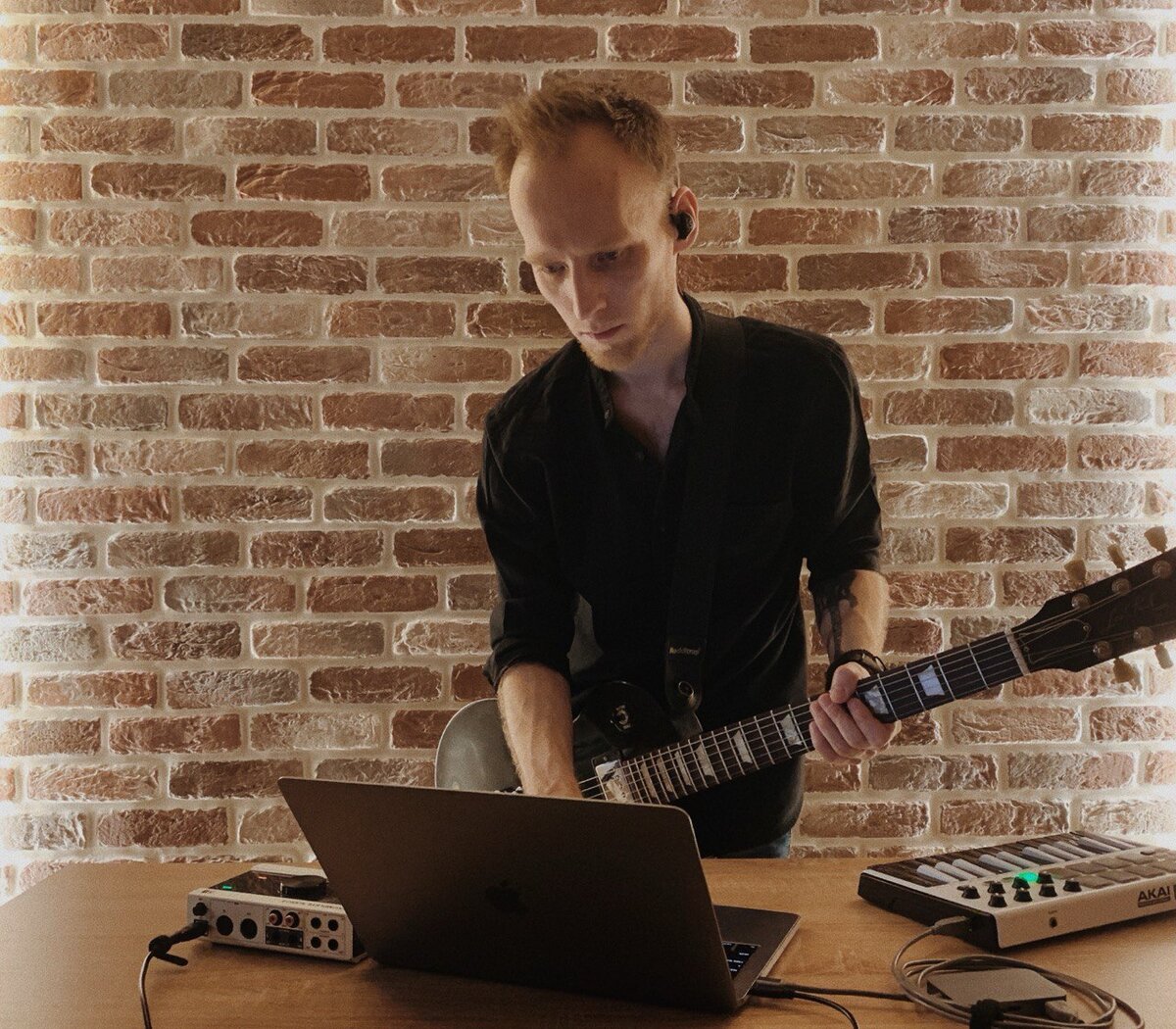 Владимир Зотов — музыкальный продюсер, коуч, преподаватель. Работает с независимыми артистами по продвижению музыки в социальных сетях
и монетизации творчества.