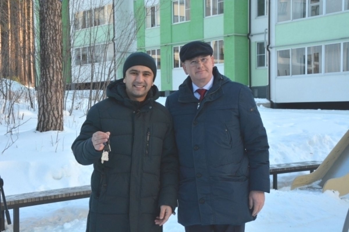    Семье врача из Березовского накануне Нового года вручили ключи от квартиры