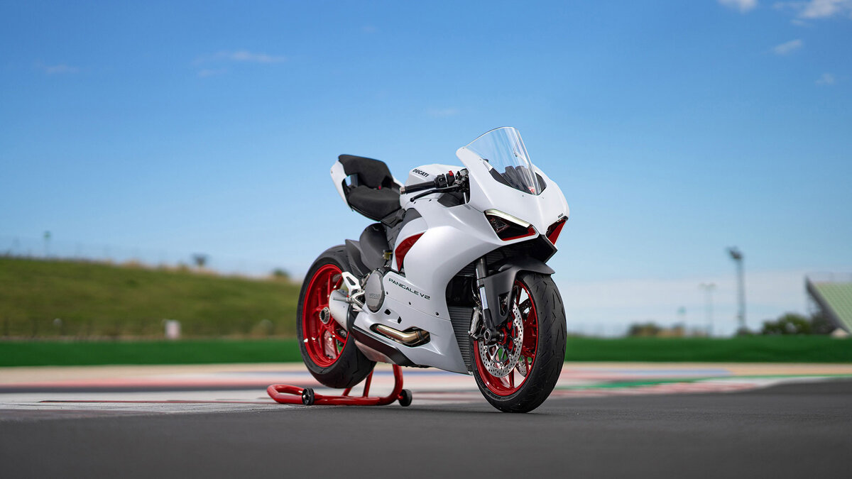 Ducati Panigale 1199 стант в городе