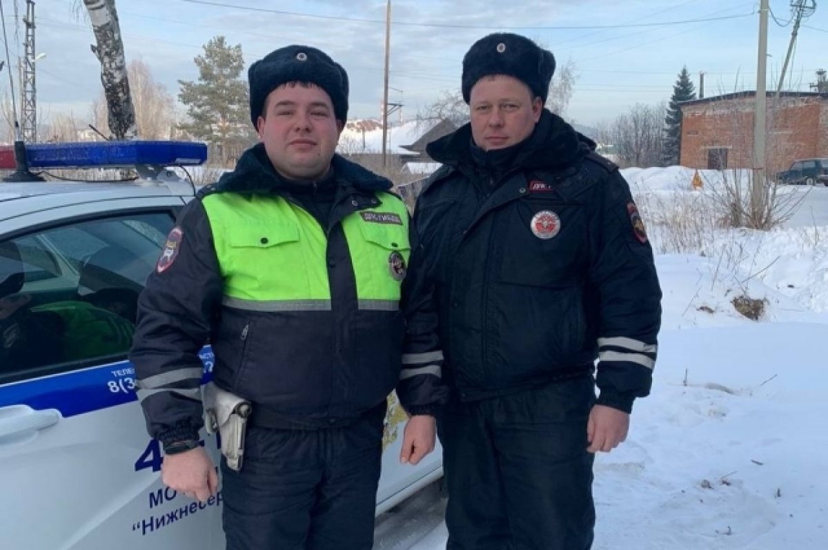    Полицейские в 30-градусный мороз помогли водителю на уральской трассе