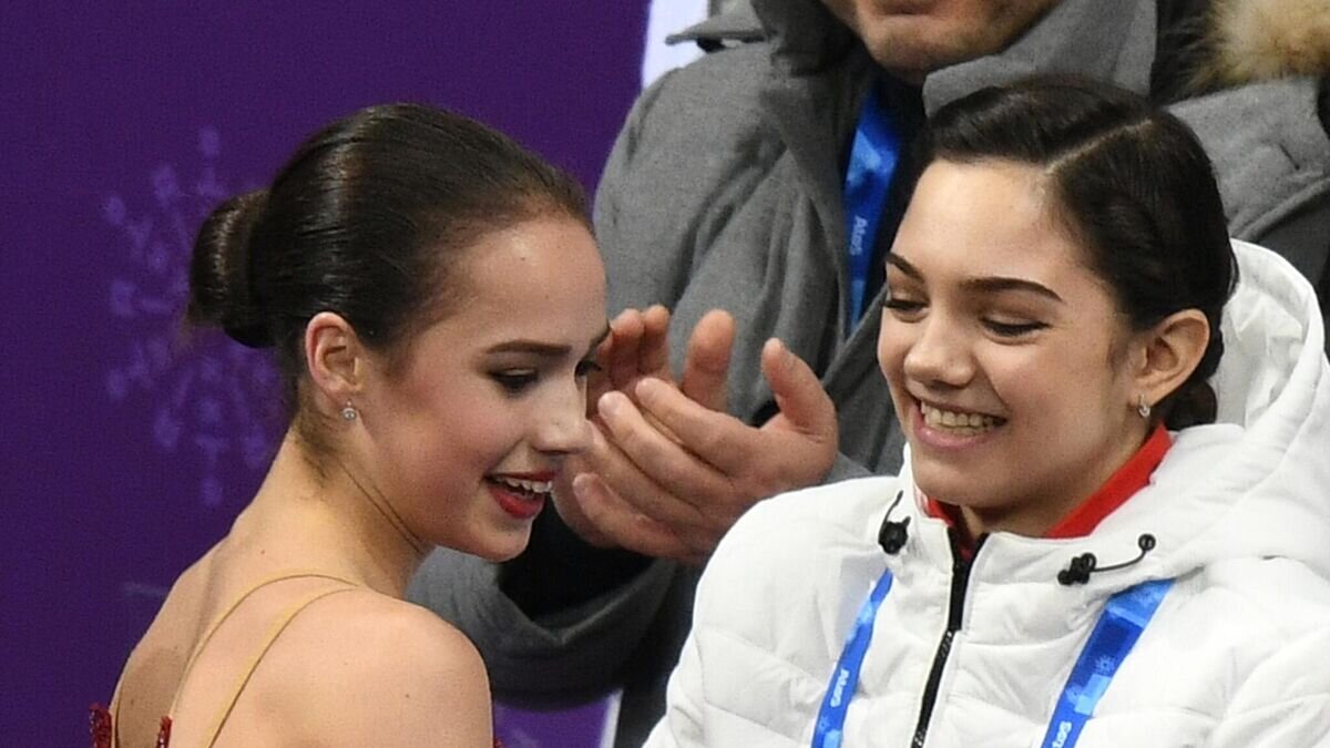    Российская фигуристка Алина Загитова (слева) после выступления в произвольной программе женского одиночного катания командных соревнований по фигурному катанию на XXIII зимних Олимпийских играх. Справа - российская фигуристка Евгения Медведева. Архивное фото© РИА Новости / Александр Вильф