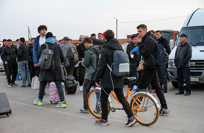    Люди на территории международного автомобильного пункта пропуска «Сырым». Казахстанско-российская граница. Сентябрь 2022 года.ТАСС