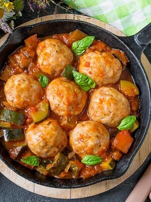 Ловим за хвост остатки дешевых баклажанов и кабачков и готовим эти вкусные фрикадельки из куриного фарша в соусе из летних овощей. Это блюдо можно дополнить пастой - и полноценный ужин готов! Вместо куриного фарша можно использовать любой другой - говяжий, свиной, индюшиный или смешанный. Если у вас нет духовки, фрикадельки можно не запекать, а обжаривать на сковороде