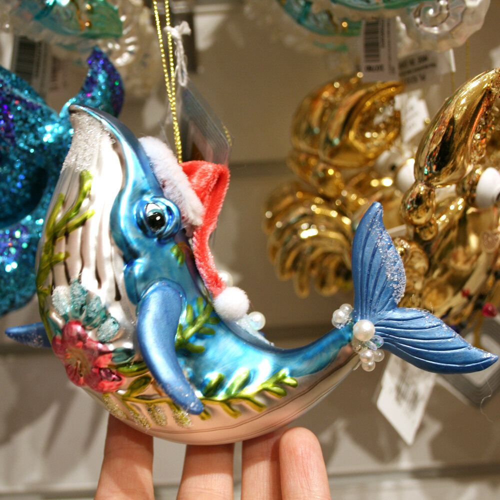 Ёлочное украшение Кит в шапочке саны с цветком