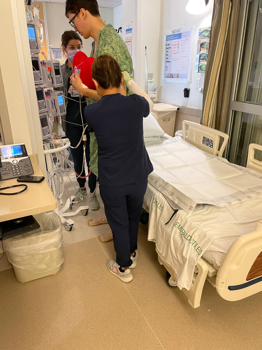 На второй день после операции Артемия переводят в обычную палату из реанимации