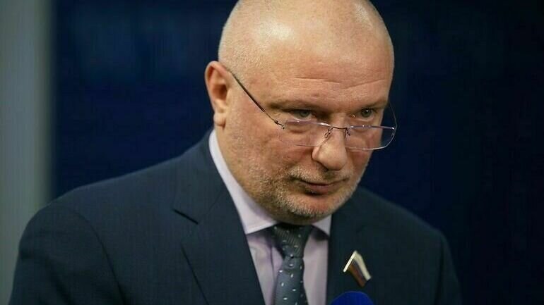     Глава комитета Совета федерации по конституционному законодательству и государственному строительству Андрей Клишас не поддержал идею зампреда Совбеза Дмитрия Медведева о том, что в России «предателей» пора карать по «правилам военного времени».