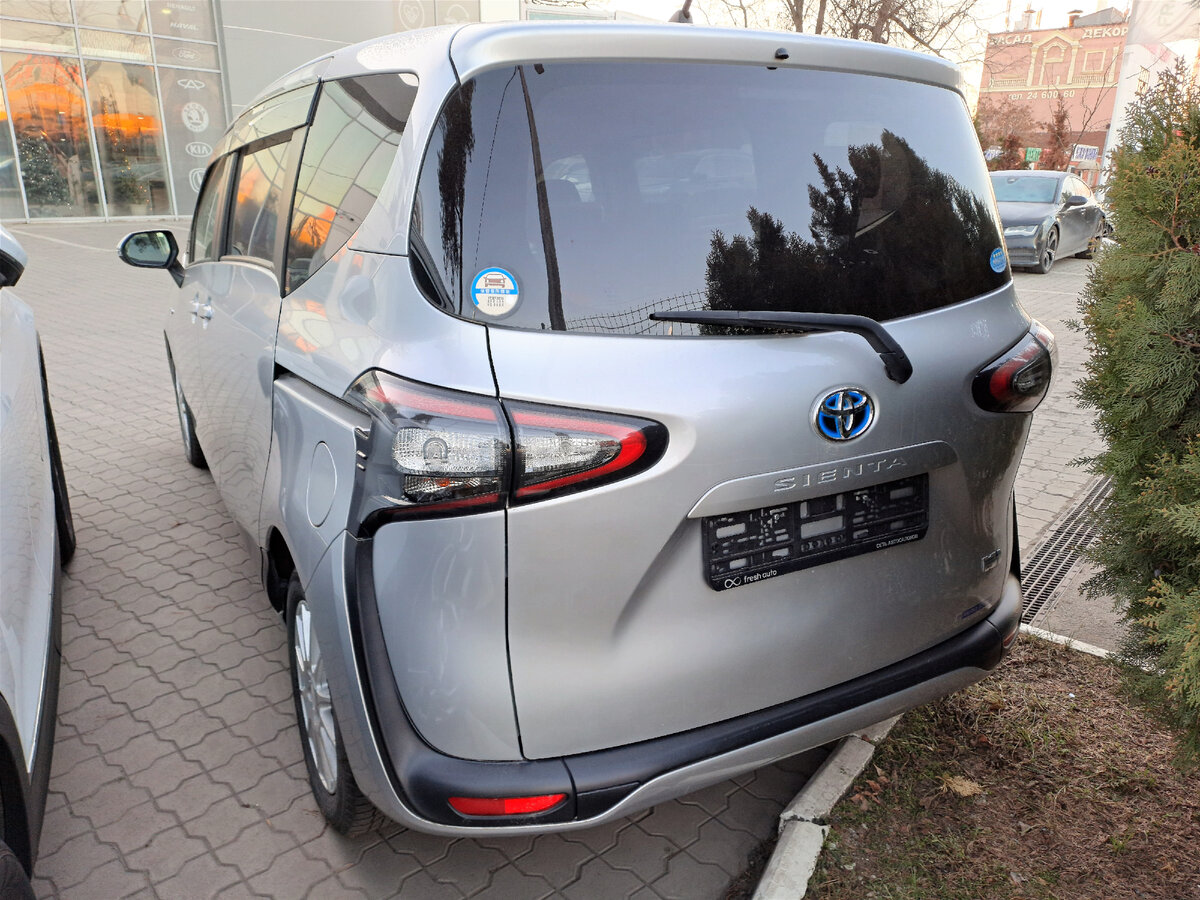 Toyota Sienta из Японии —семиместный 