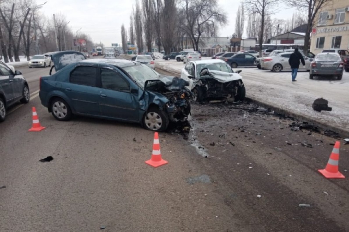    В Воронеже на Димитрова столкнулись Kia и Renault: пострадали водители