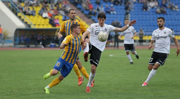 «Луч» (Владивосток) – «Торпедо» - 0:1. В центре в белом торпедовец Александр Елисеев, справа – Олег Калугин, на дальнем плане – Александр Рязанцев.