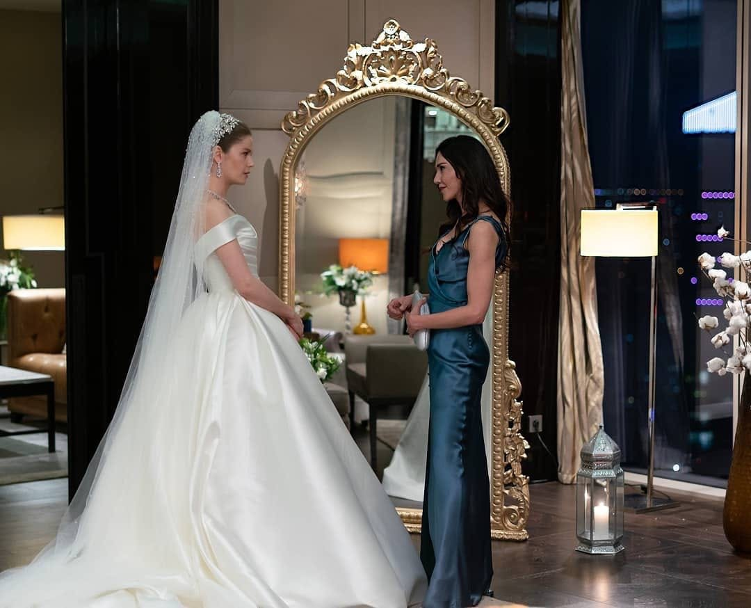 кадр из сериала "Девушка за стеклом"