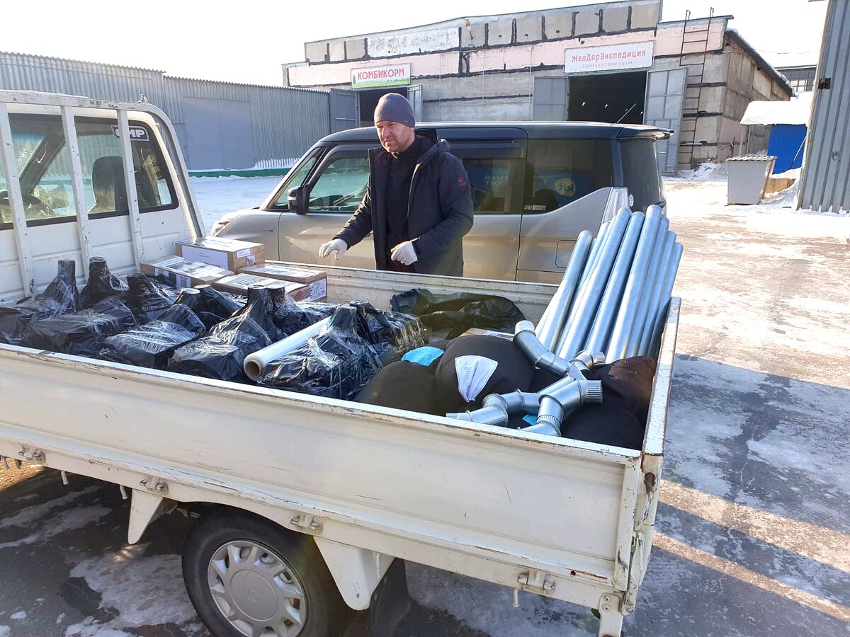 Упакованные печки-буржуйки, маскировочные сети и блиндажные свечи для нужд СВО