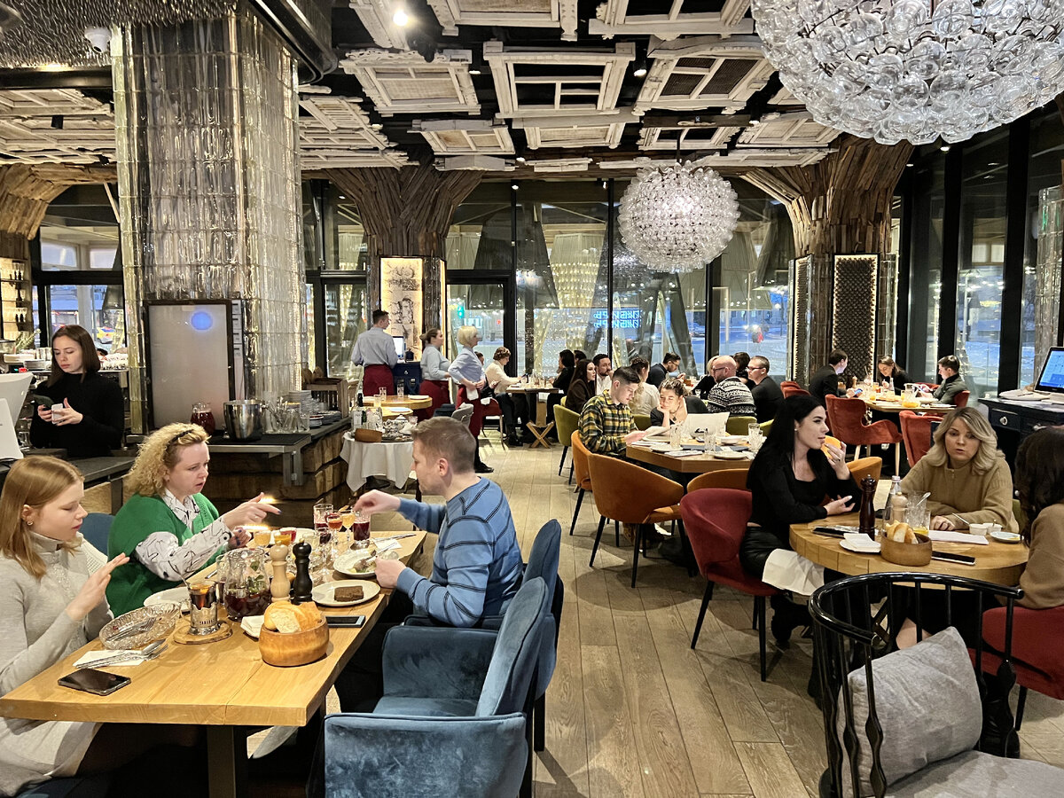 Плюх в кресло