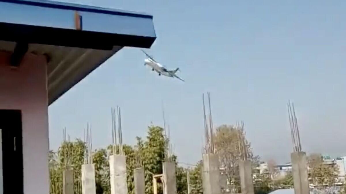    Предположительно, момент падения самолета непальской авиакомпании Yeti Airlines© Кадр видео очевидца