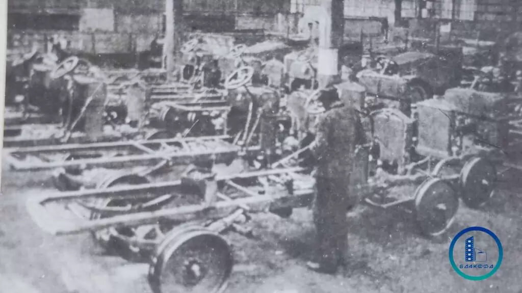 Сборка грузовиков Смоленского предприятия АМО в Минске. В довоенное время БССР, не имея своего автопрома, уже приобретала славу сборочного цеха СССР. 1938 год